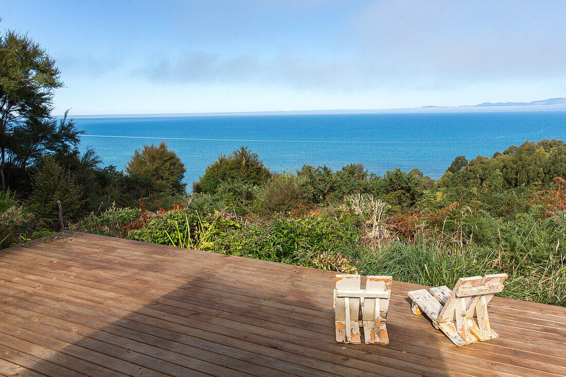 Paradiesische Aussicht, zwei Stühle am Holzdeck, Logenplatz über der Golden Bay, Bodenhocker, Niemand, Menschenleer, Natur, Horizont, Südinsel, Neuseeland