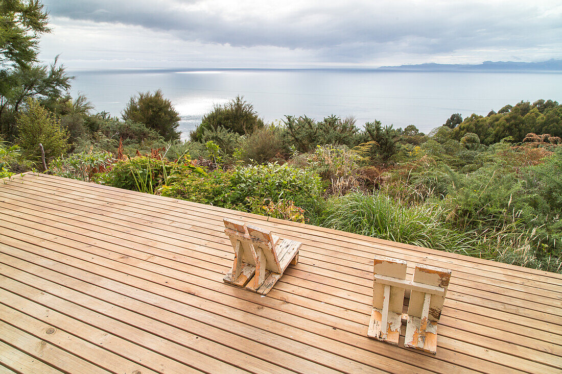 Paradiesische Aussicht, zwei Stühle am Holzdeck, Logenplatz über der Golden Bay, Bodenhocker, Niemand, Menschenleer, Natur, Horizont, Südinsel, Neuseeland