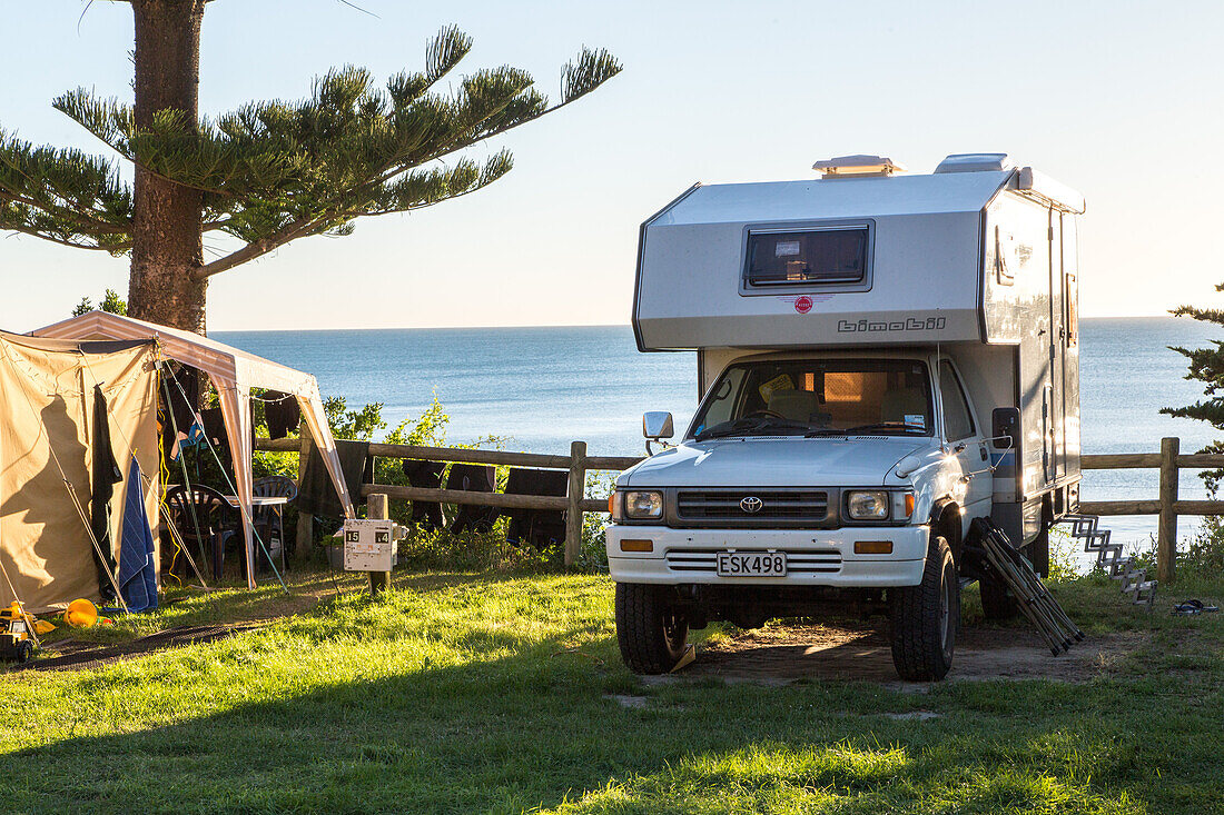 Campingplatz, Allrad-Wohnmobil, Reisemobil, Blick über Meer und Strand, Camping an der Ostküste der Südinsel, Neuseeland