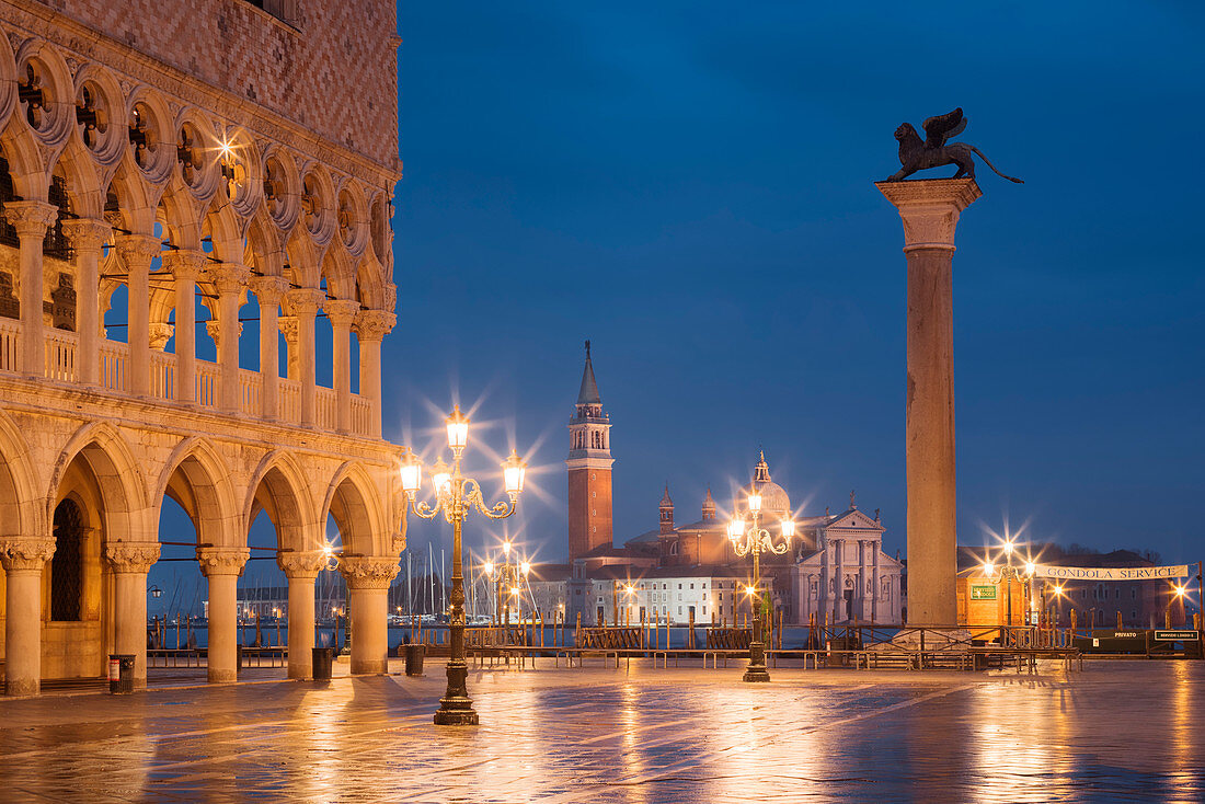 Blick über den Markusplatz mit der beleuchteten Fassade des Dogenpalast und der Kirche San Giorgio Maggiore im Blau der Nacht, San Marco, Venedig, Venezien, Italien