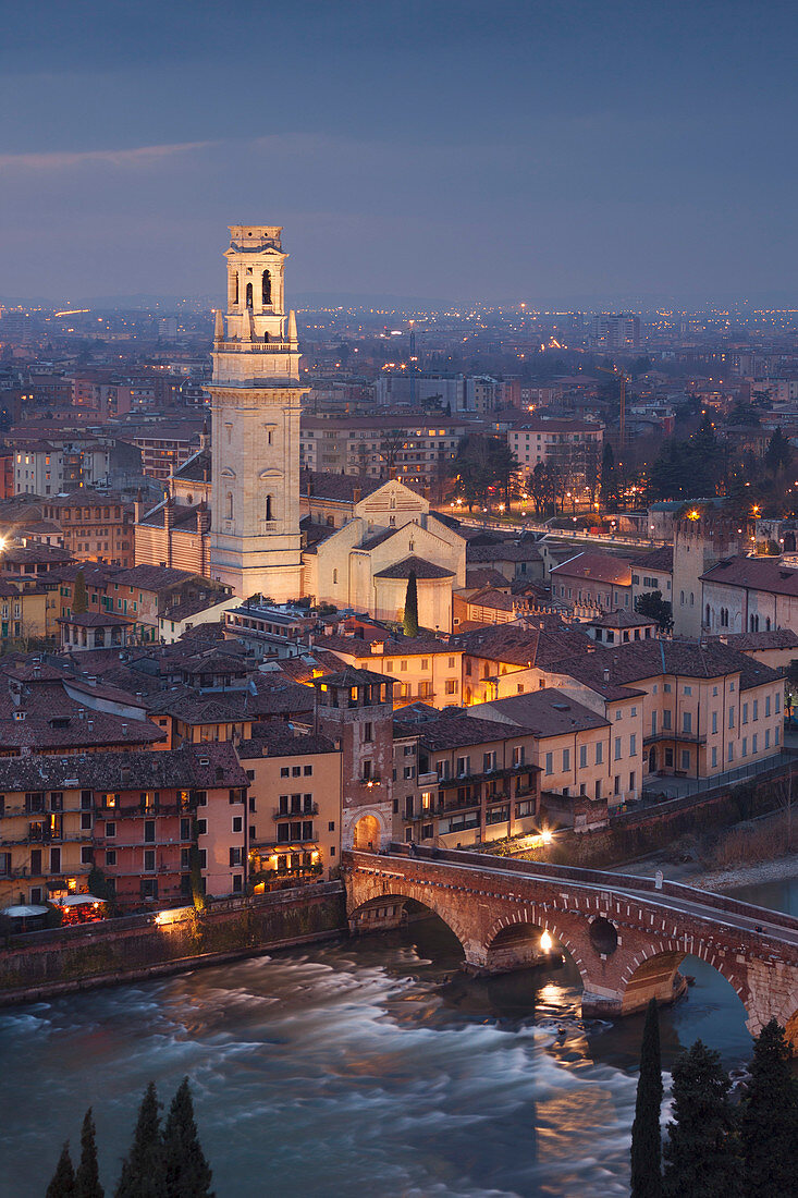 Blick vom Castel San Pietro über das nächtliche Verona mit dem Turm des Domes Santa Maria Matricolare und der Ponte Pietra Brücke über die Etsch, Venetien, Italien