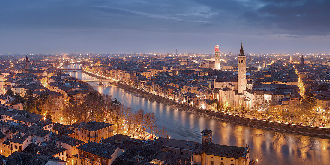 Weitläufiger Blick vom Castel San Pietro über das nächtliche Verona mit den Türme der Kirche Sant'Anastasia (rechts) und des Torre dei Lamberti (links) an der Etsch, Venetien, Italien