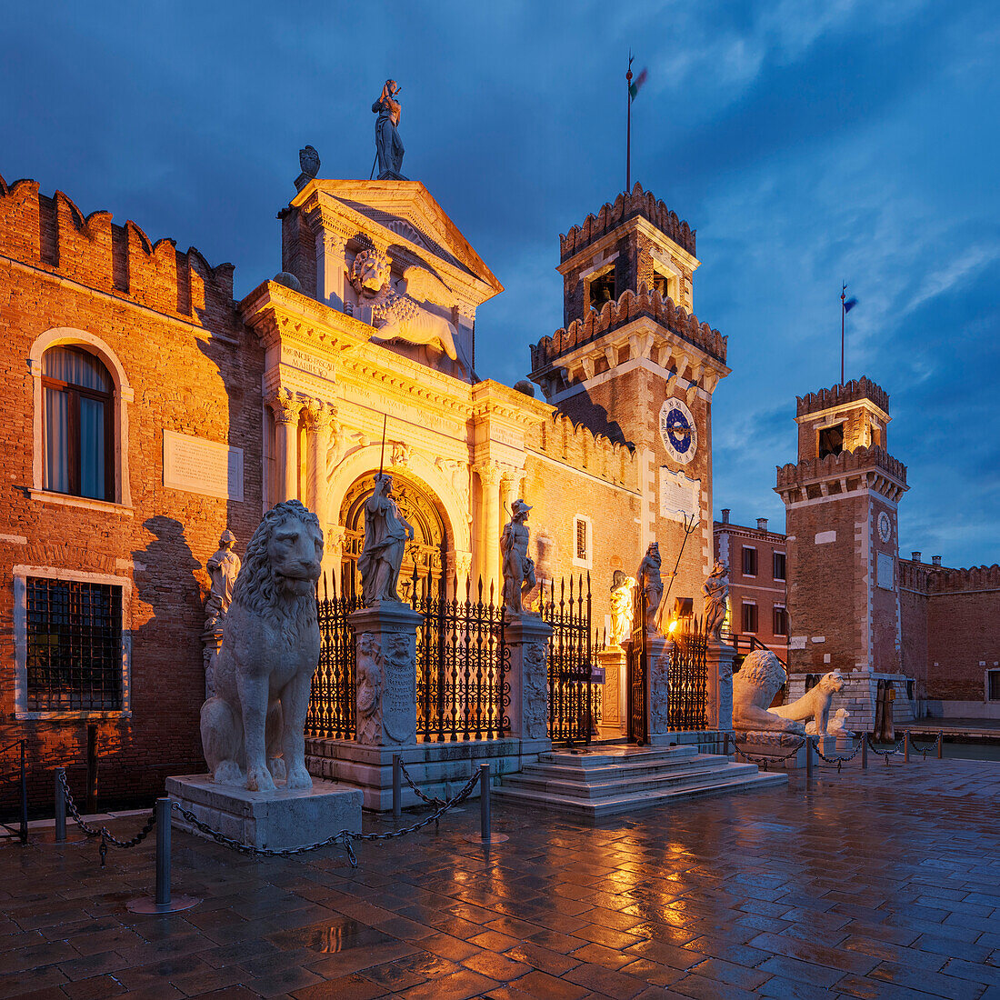 Arsenale di Venezia, die ehemaligen Werft und Flottenbasis im Blau der Nacht, mit beleuchteter Mauer und Portal Ingresso di Terra links und Ingresso all'Acqua rechts, Arsenal, Castello, Venedig, Venezien, Italien