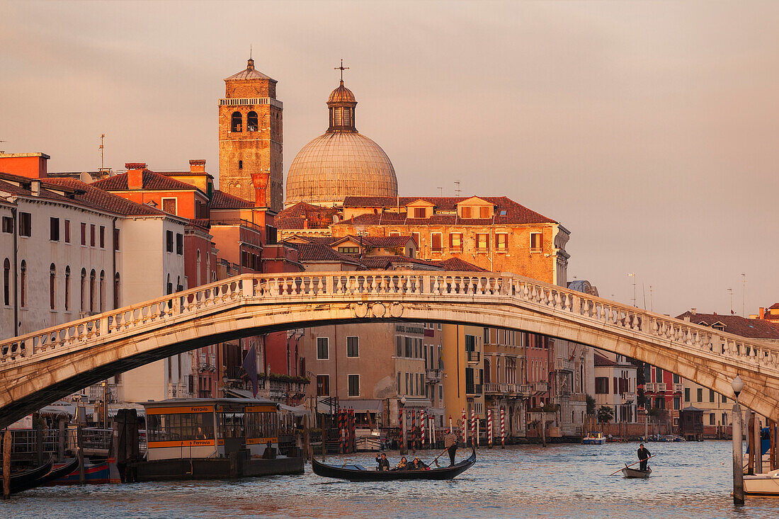 Blick über den Canal Grande mit Gondeln in der Abendsonne und der Brücke Ponte degli Scalzi vor der Kirche Chiesa di San Geremia, Cannaregio, Venedig, Venezien, Italien