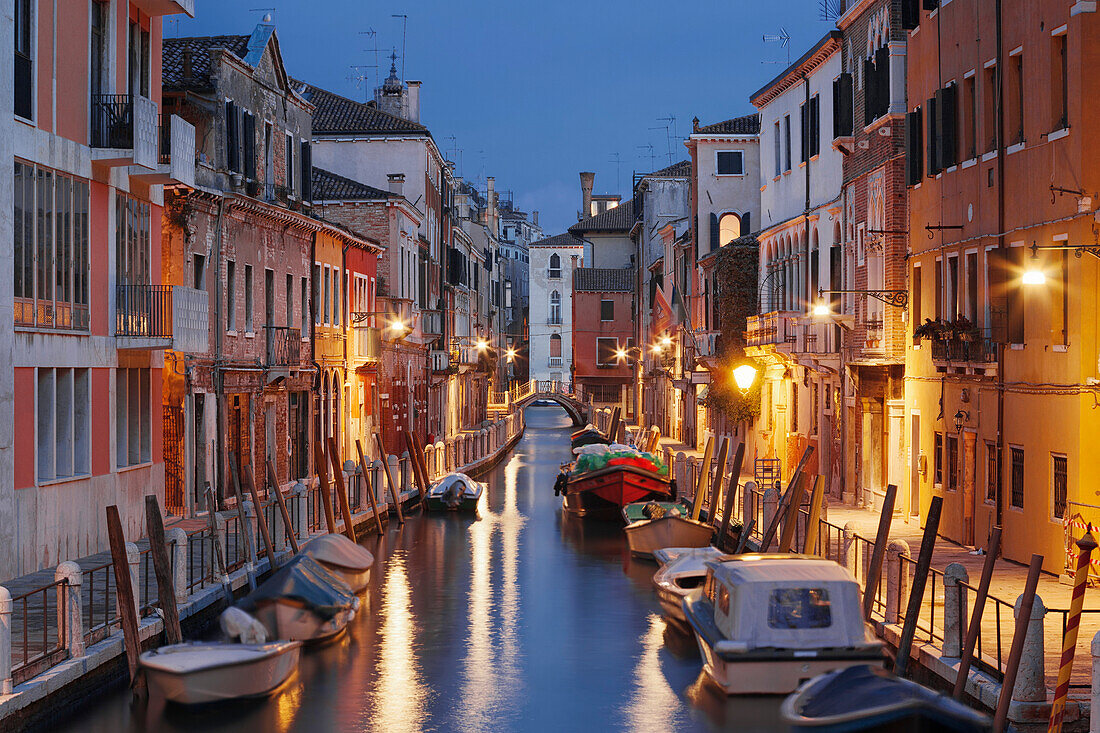 Beleuchtete Häuser am Rio de la Fornace mit Booten im Blau der Nacht, Dorsoduro, Venedig, Venezien, Italien