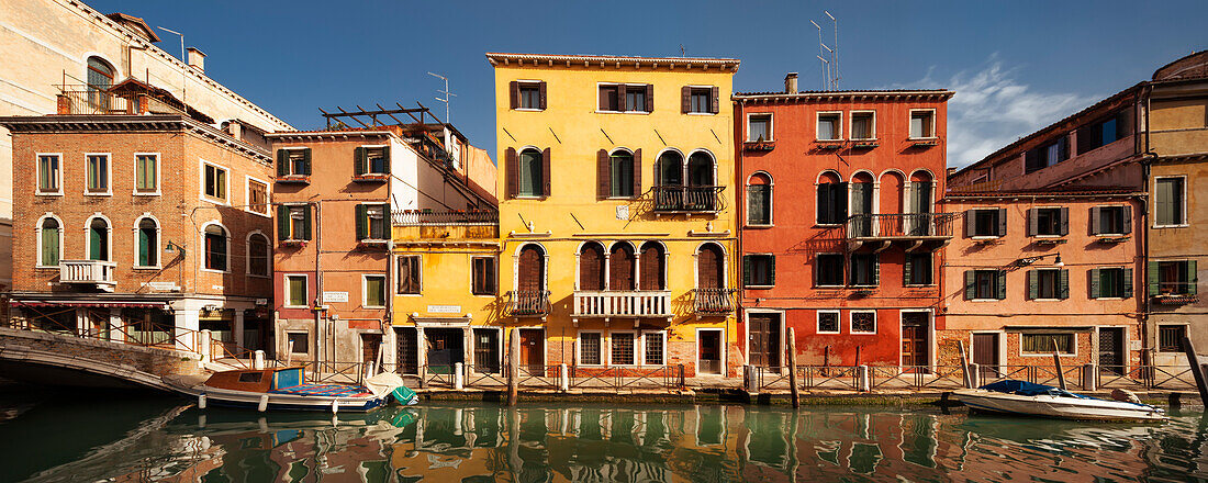 Panorama mit bunten Häusern am Kanal Rio di Santa Fosca und Booten in der Morgensonne und blauem Himmel, Cannaregio, Venedig, Venezien, Italien