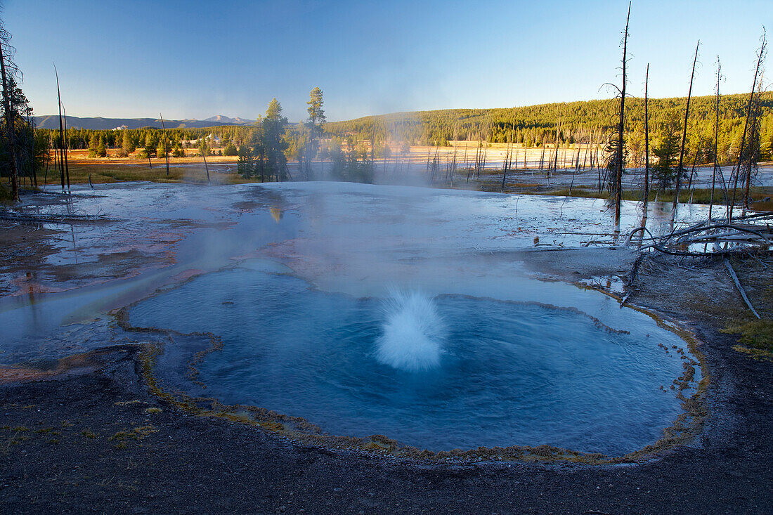 Sonnenuntergang am Firehole Spring , Lower Geyser Basin , Yellowstone National Park , Wyoming , U.S.A. , Amerika