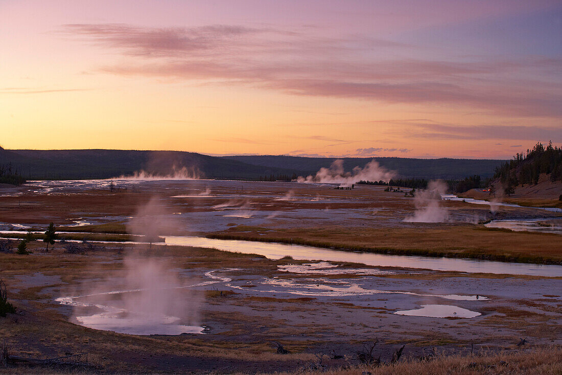 Abendstimmung am Midway Geyser Basin und Firehole River , Yellowstone National Park , Wyoming , U.S.A. , Amerika