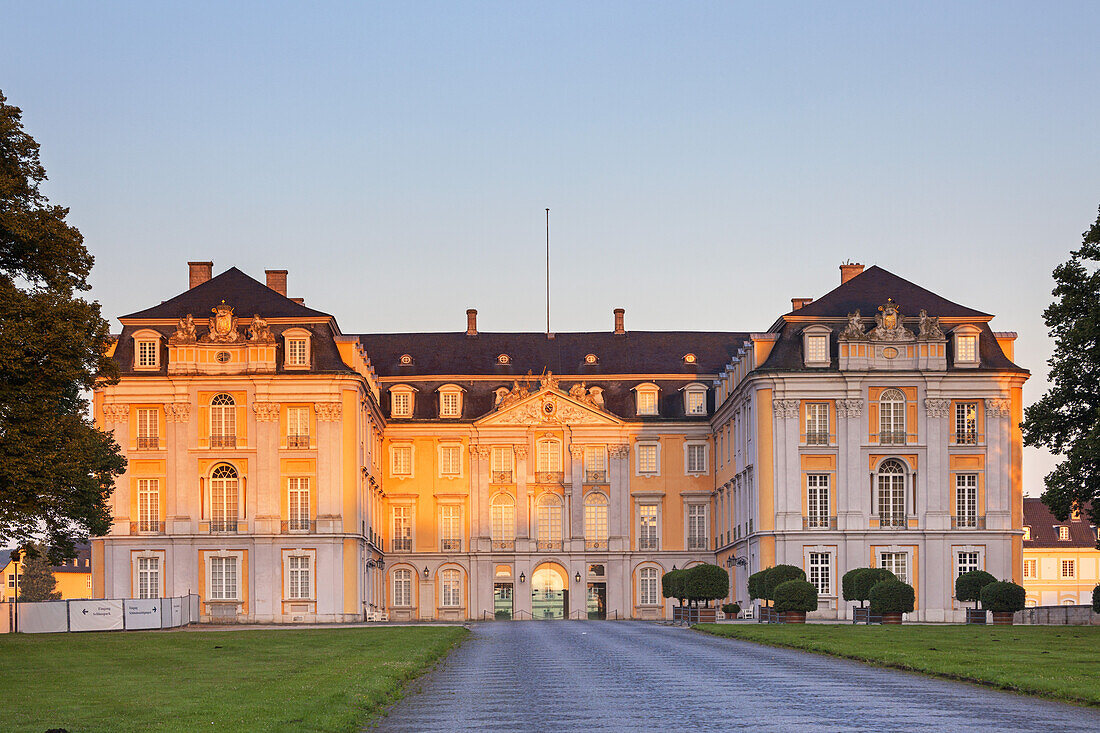 Schloss Augustusburg in Brühl, Ansicht der Residenz von Westen, Mittelrheintal, Nordrhein-Westfalen, Deutschland, Europa