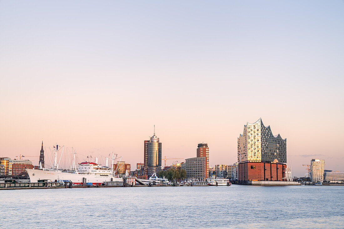 Concert hall Elbphilharmonie next to the Hanseatic Trade Center on the river Elbe, HafenCity, Hanseatic city of Hamburg, Northern Germany, Germany, Europe