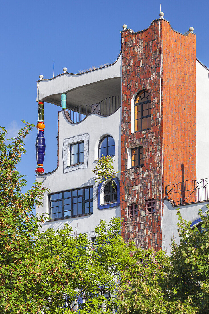 Hundertwasserschule Luther-Melanchthon-Gymnasium in Lutherstadt Wittenberg, Sachsen-Anhalt, Deutschland, Europa
