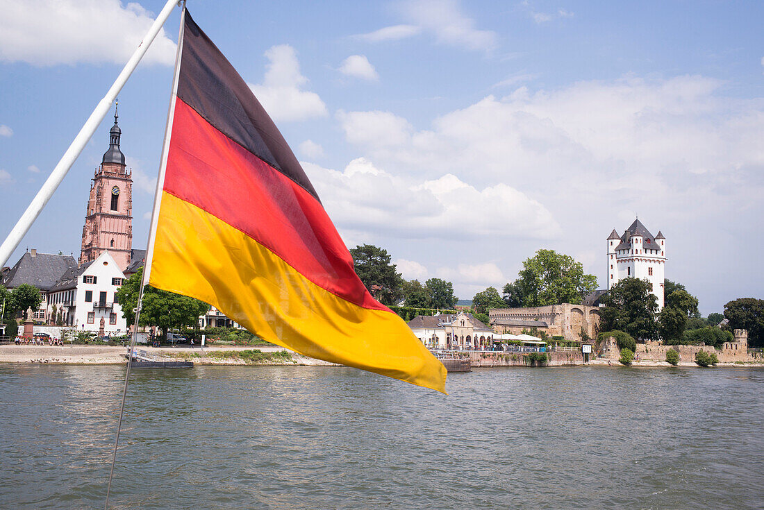 Bootsfahrt auf dem Rhein, Eltville am Rhein, Rheingau, Hessen, Deutschland