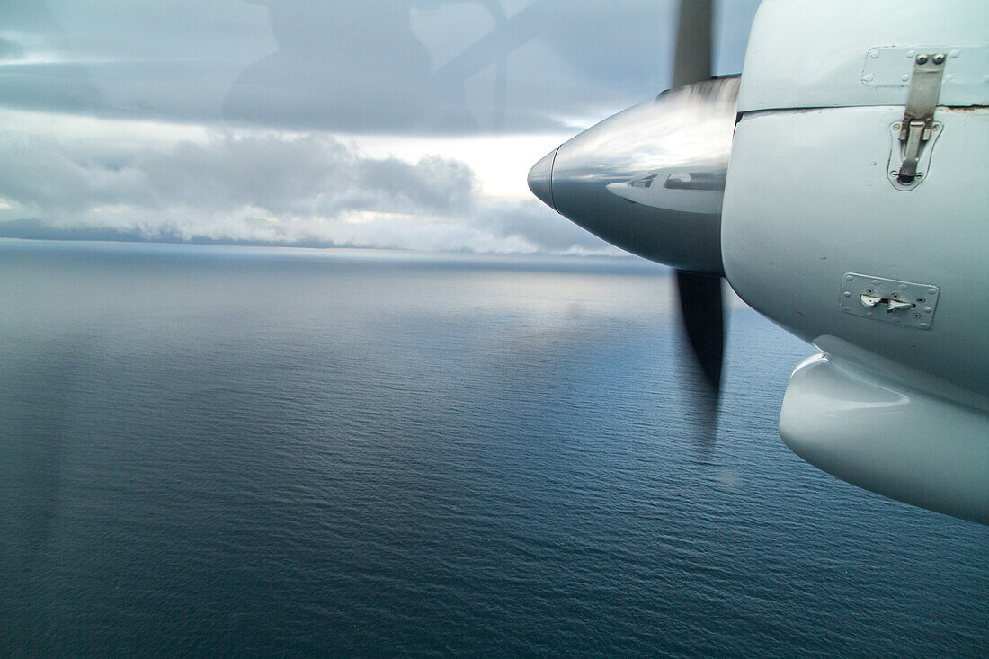 Blick aus dem Fenster, Flug über offenes Meer zur Stewart Island, Propeller von Britten Norman Islander Maschine, Stewart Island, Rakiura, Neuseeland