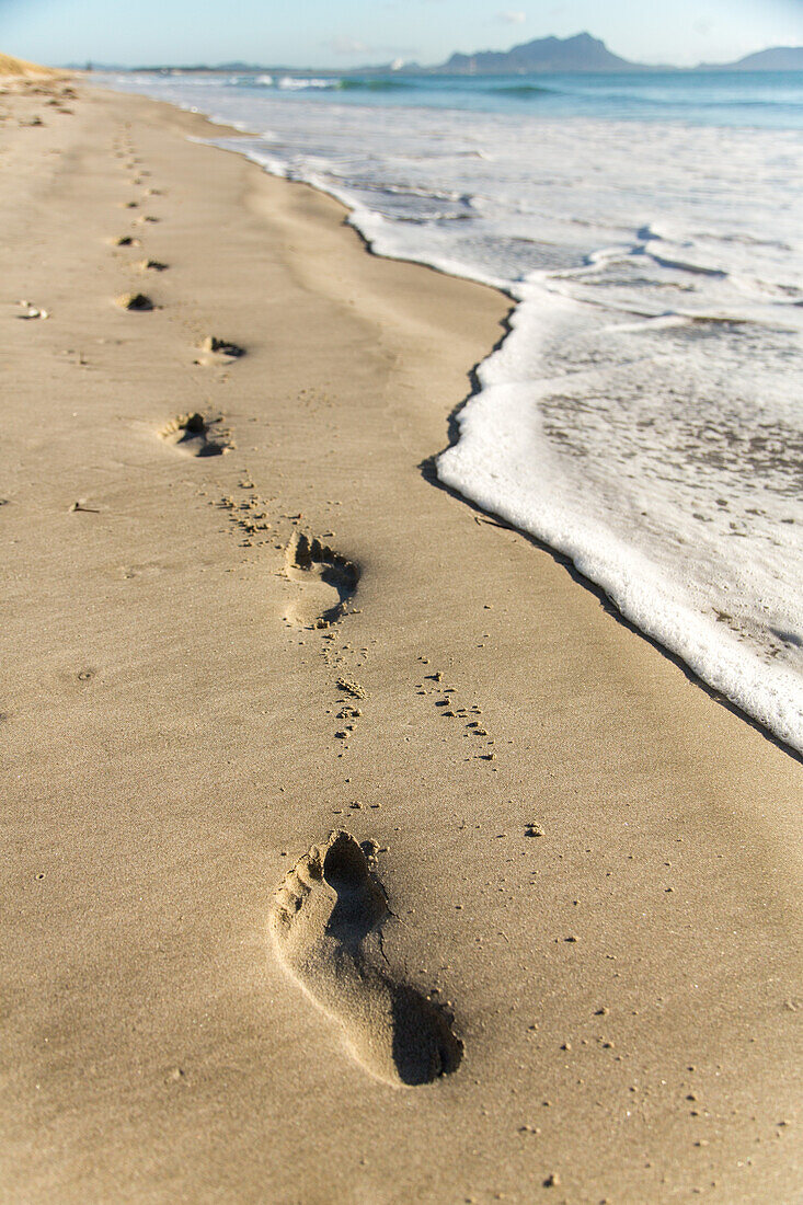 Fussspuren, Strand, barfuss, Person allein, unberührt, goldene Sand, Wasser, Hochformat, Waipu, Nordinsel, Neuseeland