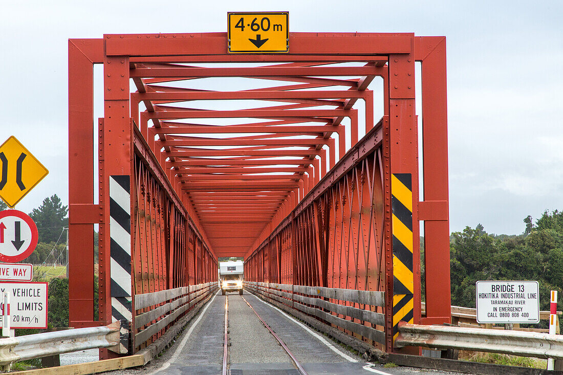 Taramakau-Brücke für Bahn und Autos, rot, Kastenbrücke, Oneway-Bridge, Westküste, Südinsel, Neuseeland