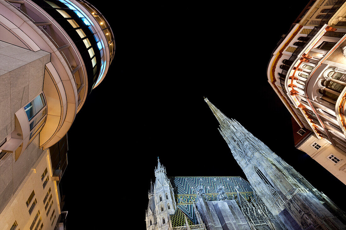 Domkirche St. Stephan und die Gebäude des Stephansplatzes bei Nacht, Wien, Österreich
