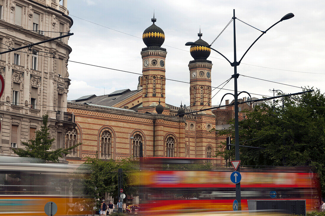 Verkehr vor der Dohany-Straße-Synagoge, Budapest, Ungarn