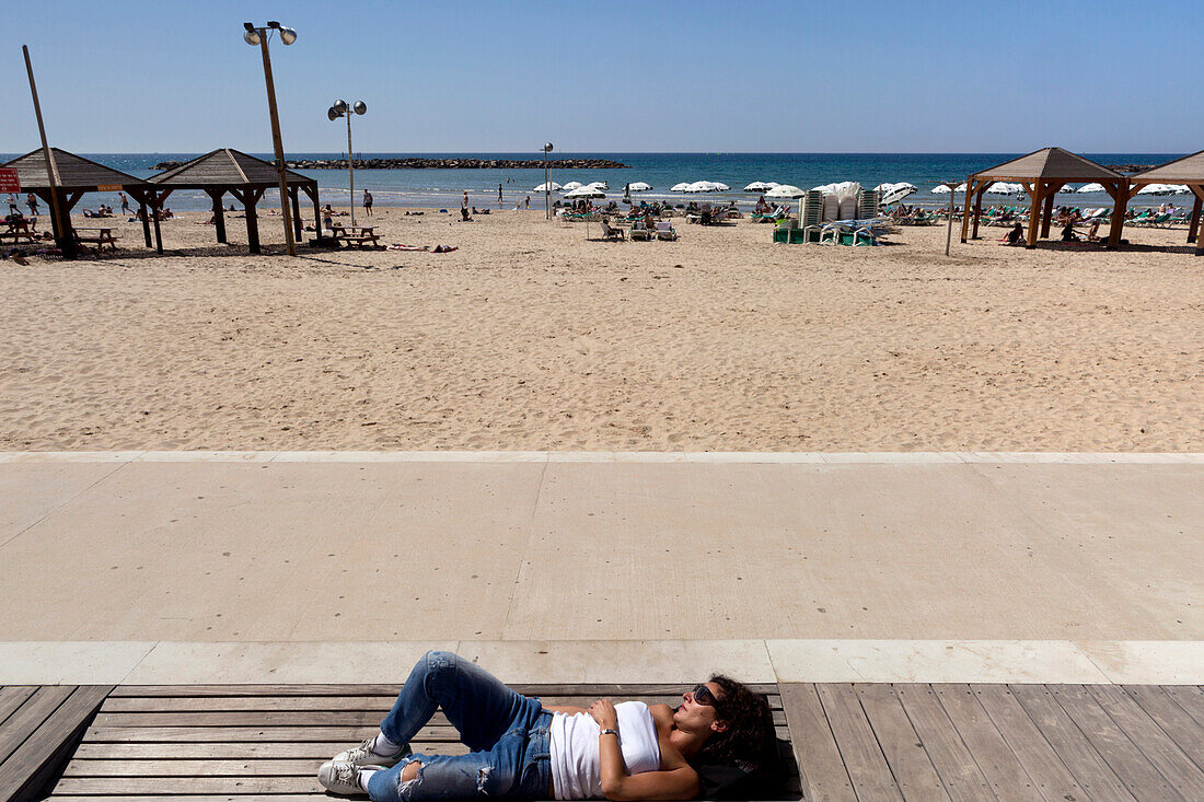 Frau auf dem Tayelet (Strandpromenade), Tel-Aviv, Israel