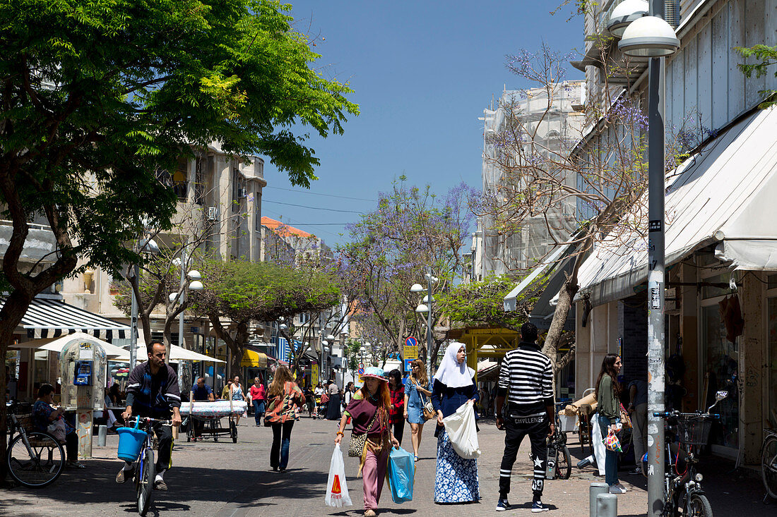 Einkaufen auf Nahalat Binyamin, Tel-Aviv, Israel