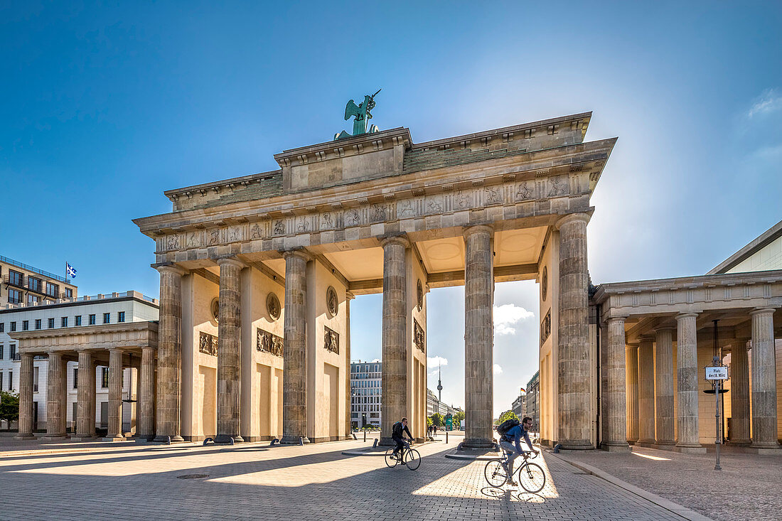 Radfahrer vor Brandenburger Tor, Pariser Platz, Mitte, Berlin, Deutschland