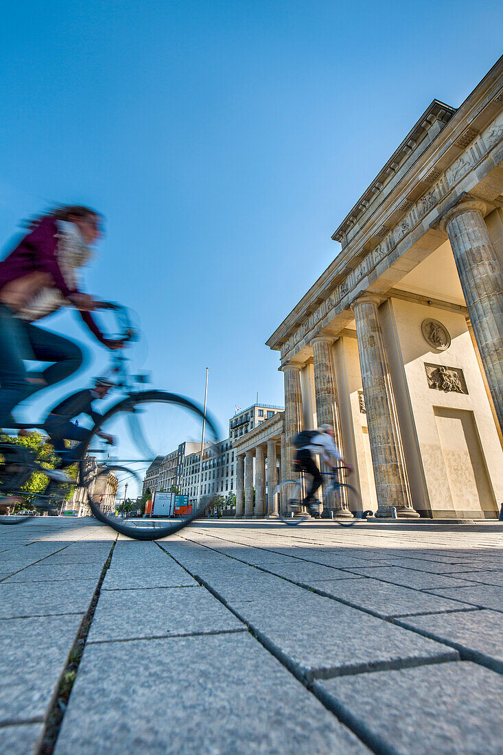 Cyclists in front of the Brandenburg Gate, Pariser Platz, Berlin, Germany