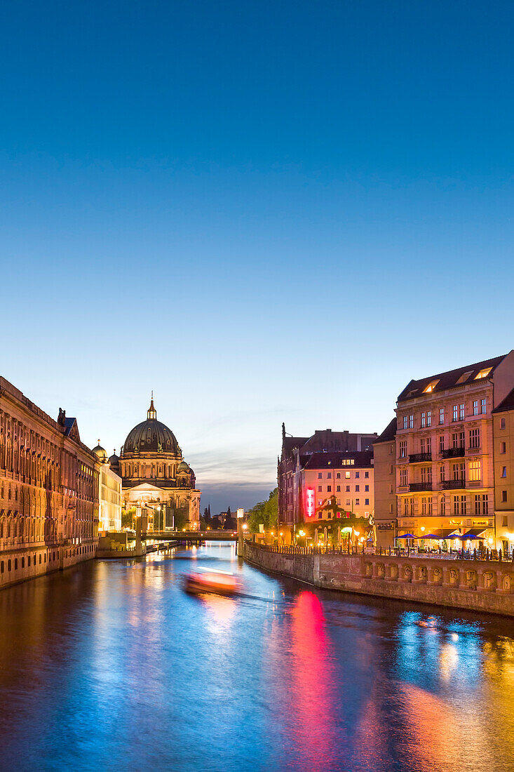 Blick über die Spree auf Dom und Nikolaiviertel, Mitte, Berlin, Deutschland