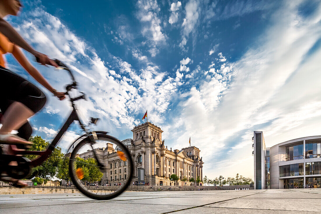 Radfahrer vor Reichstag, Regierungsviertel, Mitte, Berlin, Deutschland