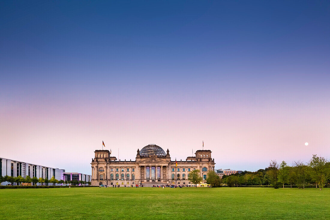 Vollmond über Reichstag, Berlin, Deutschland