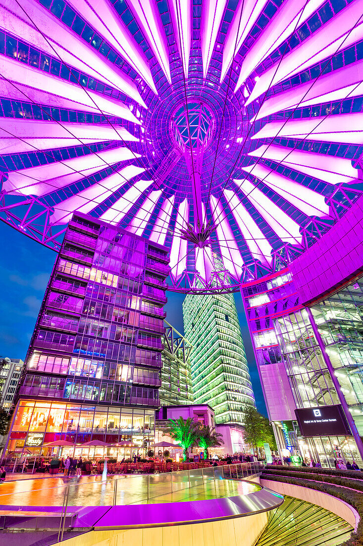 Innenansicht, Sony Center bei Nacht, Potsdamer Platz, Berlin, Deutschland