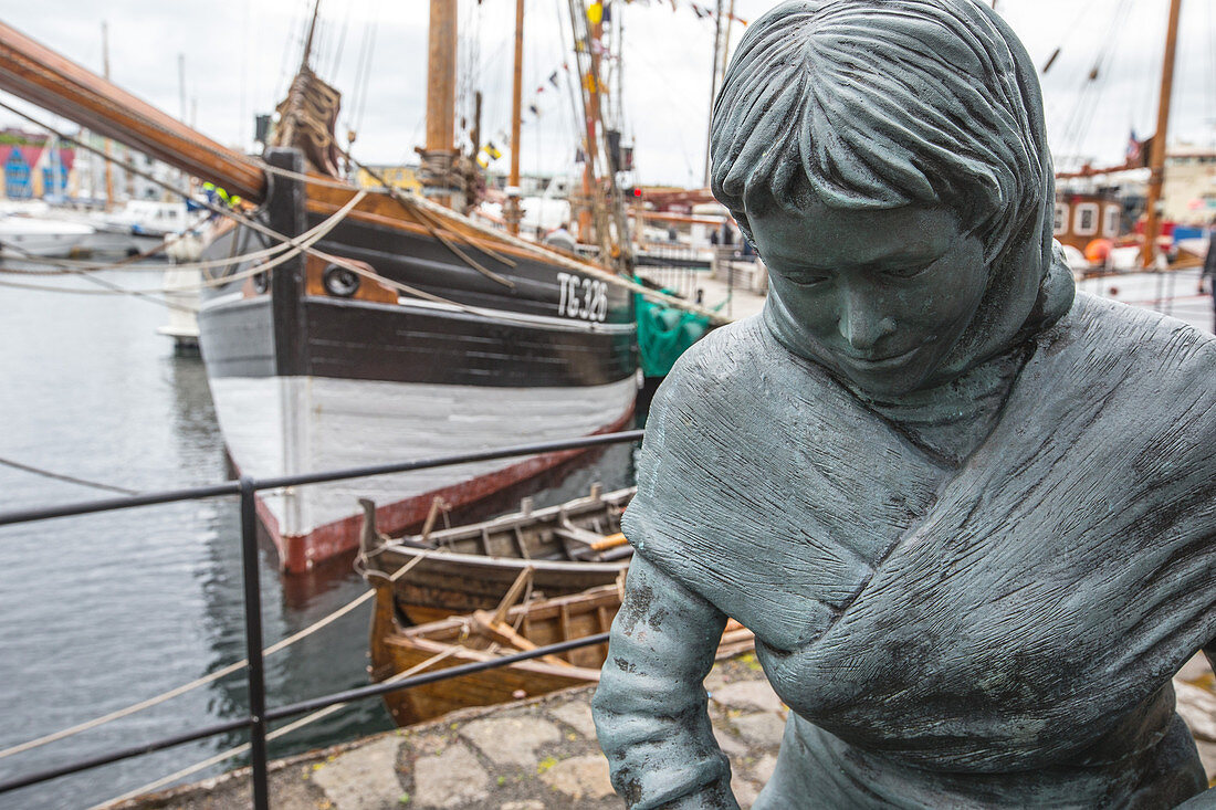 Statue of a woman at a litte port, Faeroe Islands