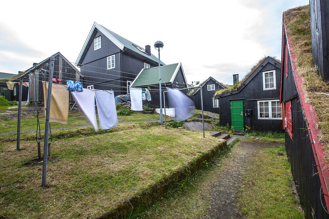 Kleines Dorf mit typischen Häusen, Färöer Inseln