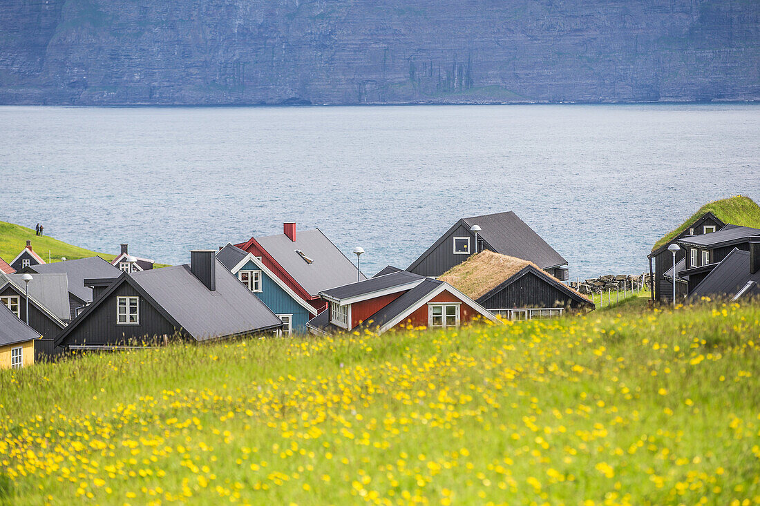 Kleines Dorf am Meer mit bunten Häusern, Färöer Inseln