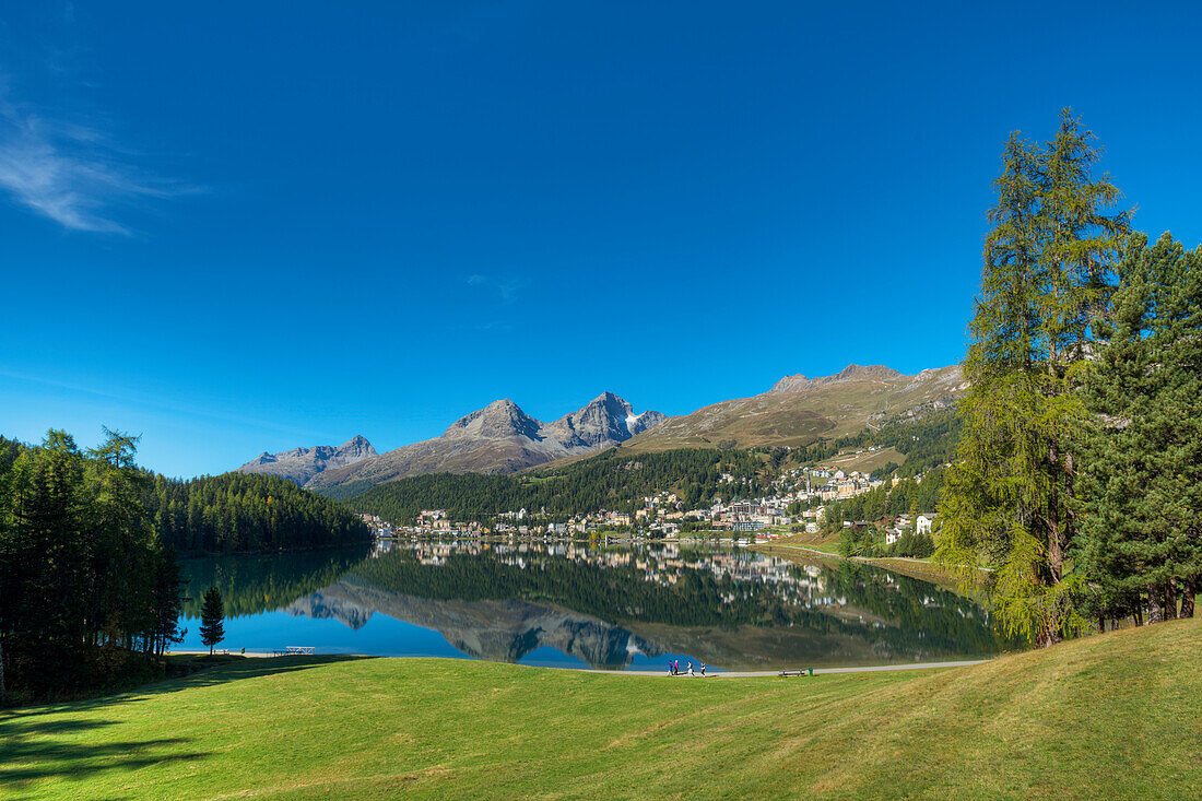 Blick über den St. Moritzersee mit St. Moritz, Piz Lagrev, Piz Albana und Piz Julier, Engadin, Kanton Graubünden, Schweiz