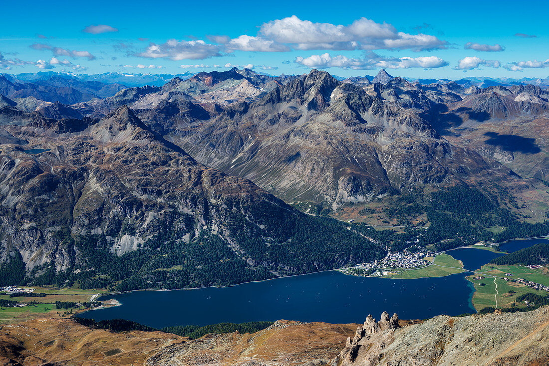 Blick von der Corvatsch-Gipfelstation auf das obere Engadin mit Silvaplana und Silvaplanersee, Engadin, Kanton Graubünden, Schweiz