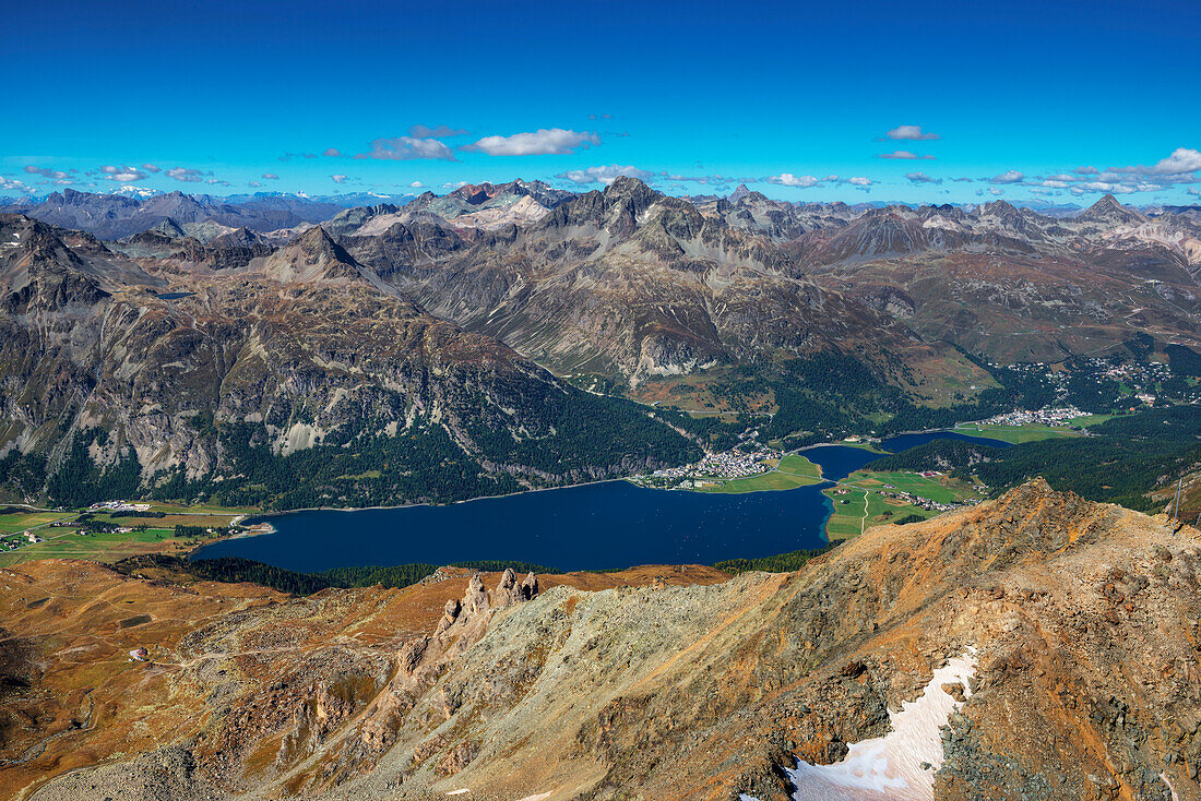 Blick von der Corvatsch-Gipfelstation auf das obere Engadin mit Silvaplana, Silvaplanersee, Champfer und Champferersee, Engadin, Kanton Graubünden, Schweiz