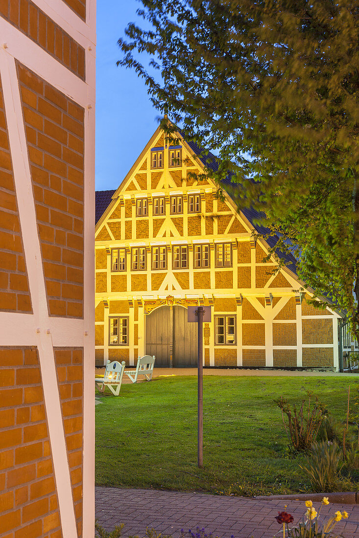 Rathaus im Fachwerkstil von Jork, Altes Land, Niedersachsen, Norddeutschland, Deutschland, Europa