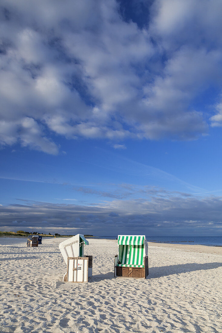 Strandkörbe am Strand von Vitte, Insel Hiddensee, Ostseeküste, Mecklenburg-Vorpommern,  Norddeutschland, Deutschland, Europa