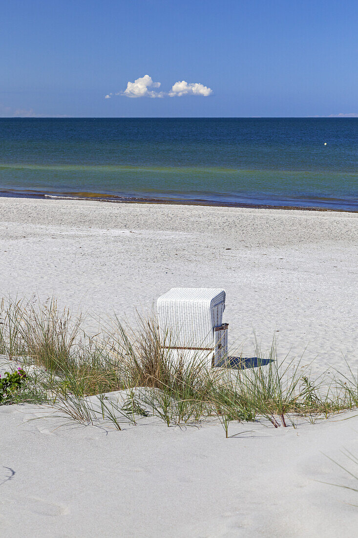 Strandkorb am Strand in Vitte, Insel Hiddensee, Ostseeküste, Mecklenburg-Vorpommern,  Norddeutschland, Deutschland, Europa