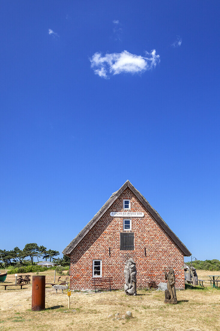 Wegweiser am Fischereimuseum in Neuendorf, Insel Hiddensee, Ostseeküste, Mecklenburg-Vorpommern,  Norddeutschland, Deutschland, Europa