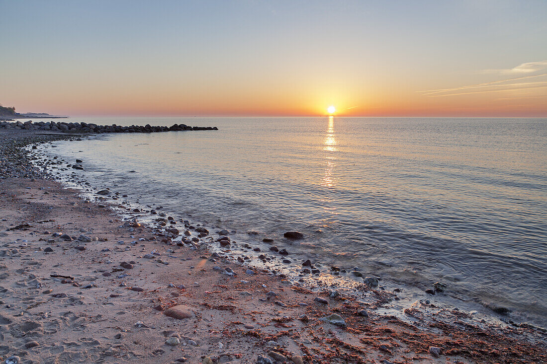 Sonnenaufgang am Strand von Waabs, Ostseeküste, Schleswig-Holstein, Norddeutschland, Deutschland, Europa