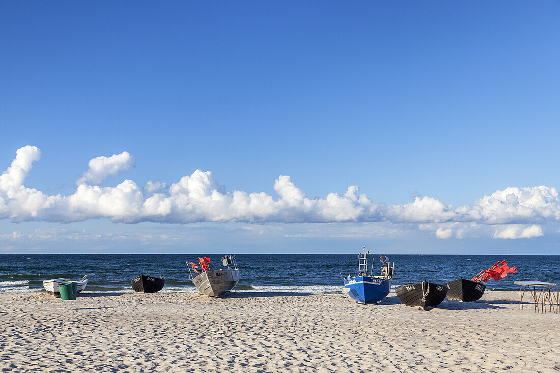 Fischerboote am Strand im Ostseebad Baabe, Mönchgut, Insel Rügen, Ostseeküste, Vorpommern, Mecklenburg-Vorpommern, Norddeutschland, Deutschland, Europa