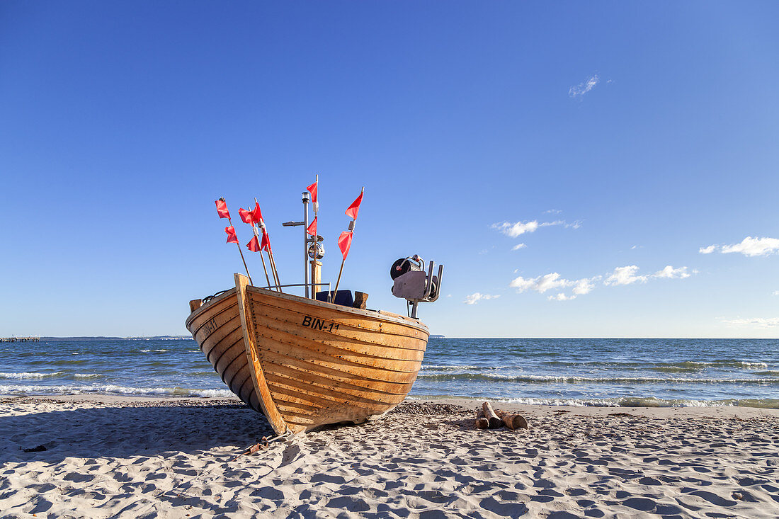 Fischerboot am Strand im Ostseebad Binz, Insel Rügen, Ostseeküste, Vorpommern, Mecklenburg-Vorpommern, Norddeutschland, Deutschland, Europa