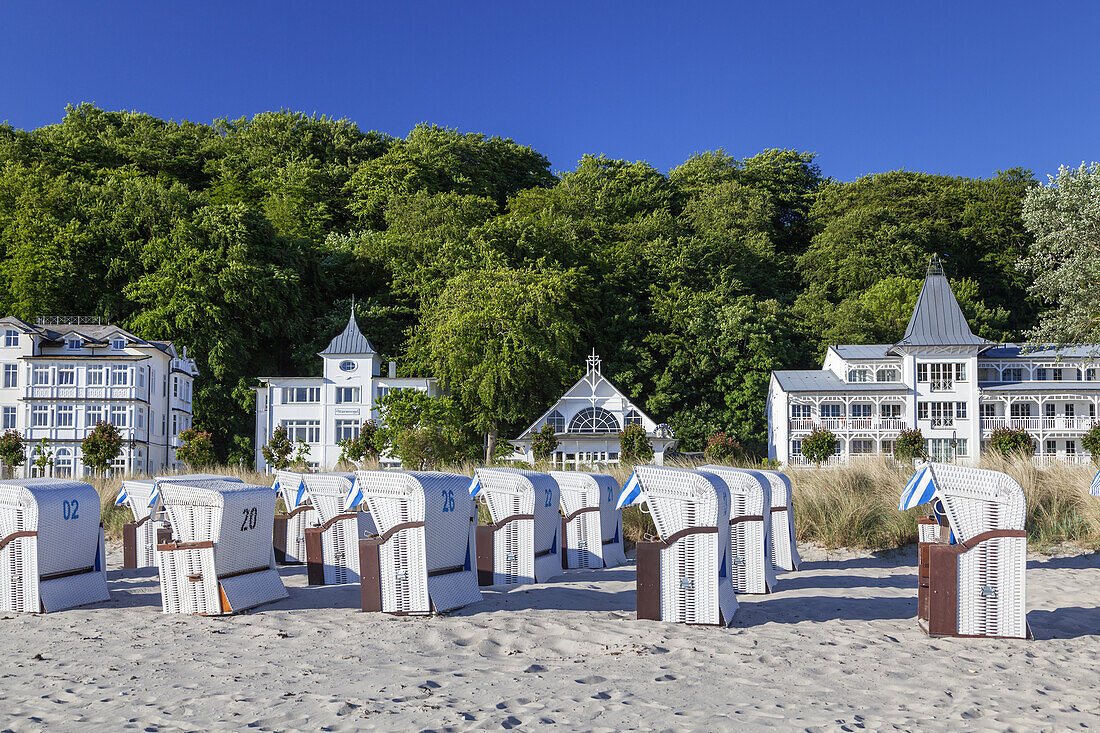 Beach and villas in Baltic resort Binz, Island Ruegen, Baltic Sea coast, Mecklenburg-Western Pomerania, Northern Germany, Germany, Europe