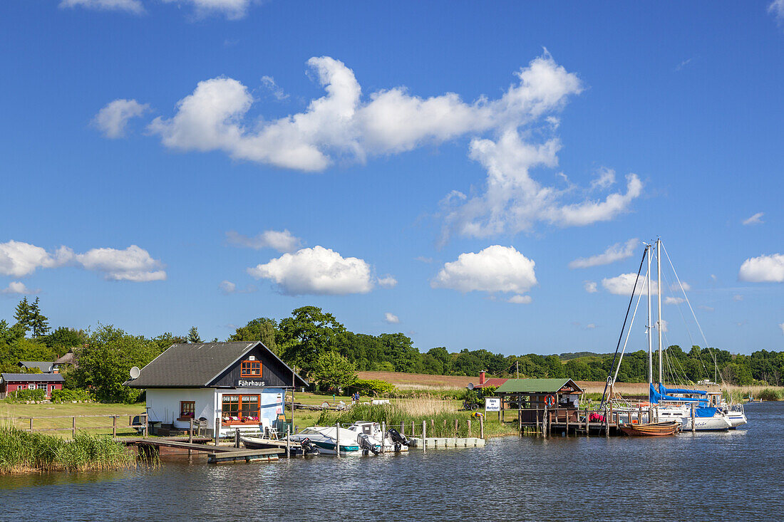 Blick von Baabe Bollwerk auf das Fährhaus in Moritzdorf, Ostseebad Baabe, Mönchgut, Insel Rügen, Ostseeküste, Vorpommern, Mecklenburg-Vorpommern, Norddeutschland, Deutschland, Europa