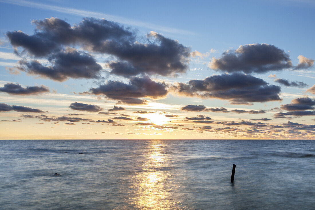 Sonnenaufgang über der ostsee, Vitt, Halbinsel Wittow, Insel Rügen, Ostseeküste, Mecklenburg-Vorpommern, Norddeutschland, Deutschland, Europa