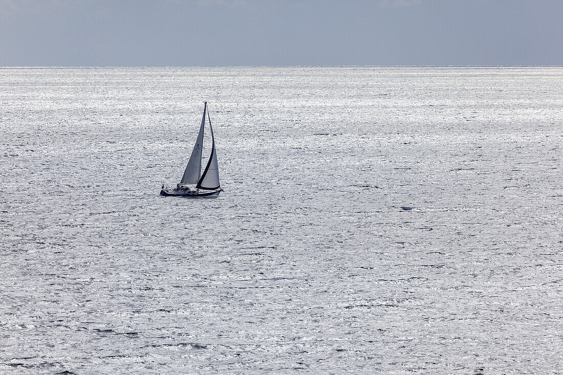 Segelboot auf der Ostsee vor der Insel Rügen, Ostseeküste, Vorpommern, Mecklenburg-Vorpommern, Norddeutschland, Deutschland, Europa