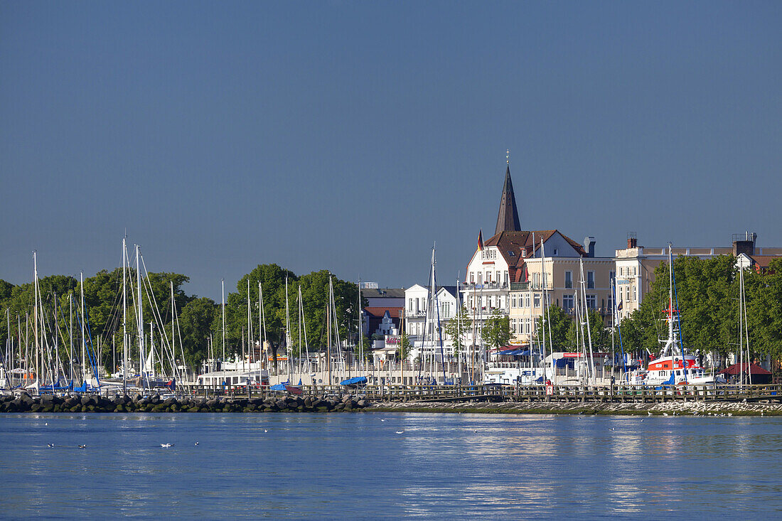 Von Ostmole auf Häuser und Boote am Alten Strom, Ostseebad Warnemünde, Hansestadt Rostock, Ostseeküste, Mecklenburg, Mecklenburg-Vorpommern, Norddeutschland, Deutschland, Europa