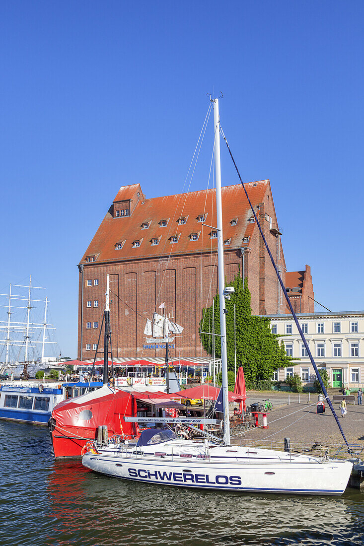 Segelboote im Hafen vor einem alten Speicherhaus in der Hansestadt Stralsund, Ostseeküste, Vorpommern, Mecklenburg-Vorpommern, Norddeutschland, Deutschland, Europa