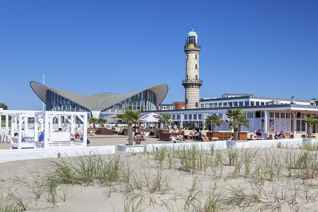 Alter Leuchtturm und Teepott an der Strandpromenade im Ostseebad Warnemünde, Hansestadt Rostock, Ostseeküste, Mecklenburg, Mecklenburg-Vorpommern, Norddeutschland, Deutschland, Europa