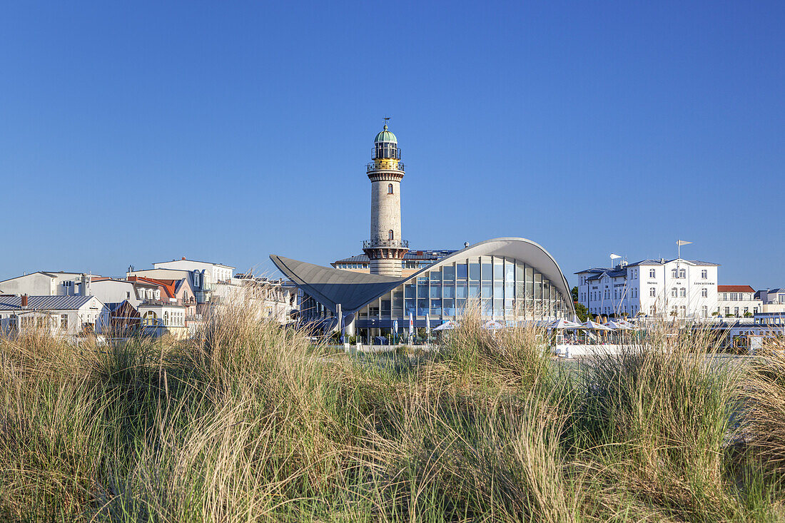 Alter Leuchtturm am Strand im Ostseebad Warnemünde, Hansestadt Rostock, Ostseeküste, Mecklenburg, Mecklenburg-Vorpommern, Norddeutschland, Deutschland, Europa